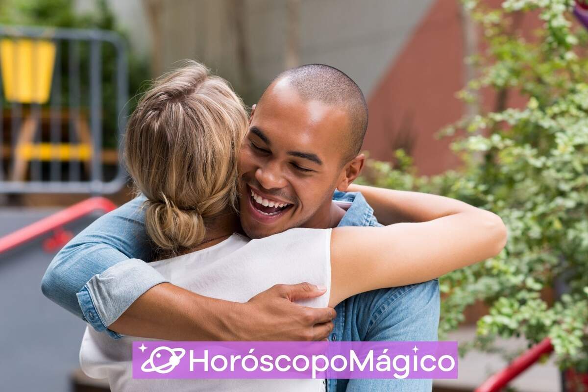 Un hombre y una mujer sonriendo y abrazándose Un hombre y una mujer sonriendo y abrazándose