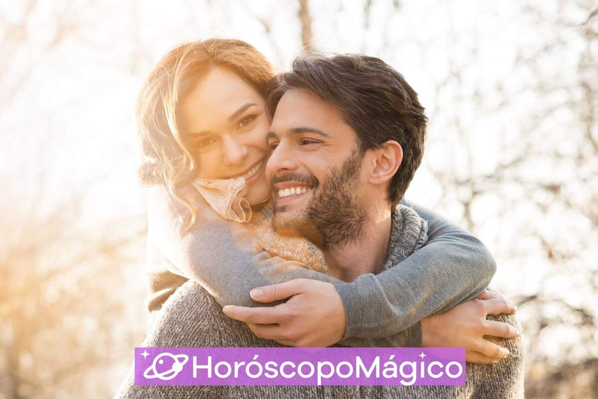 Una pareja abrazados y sonriendo Una pareja abrazados y sonriendo