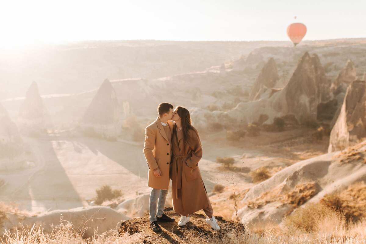 Una pareja besándose en una montaña