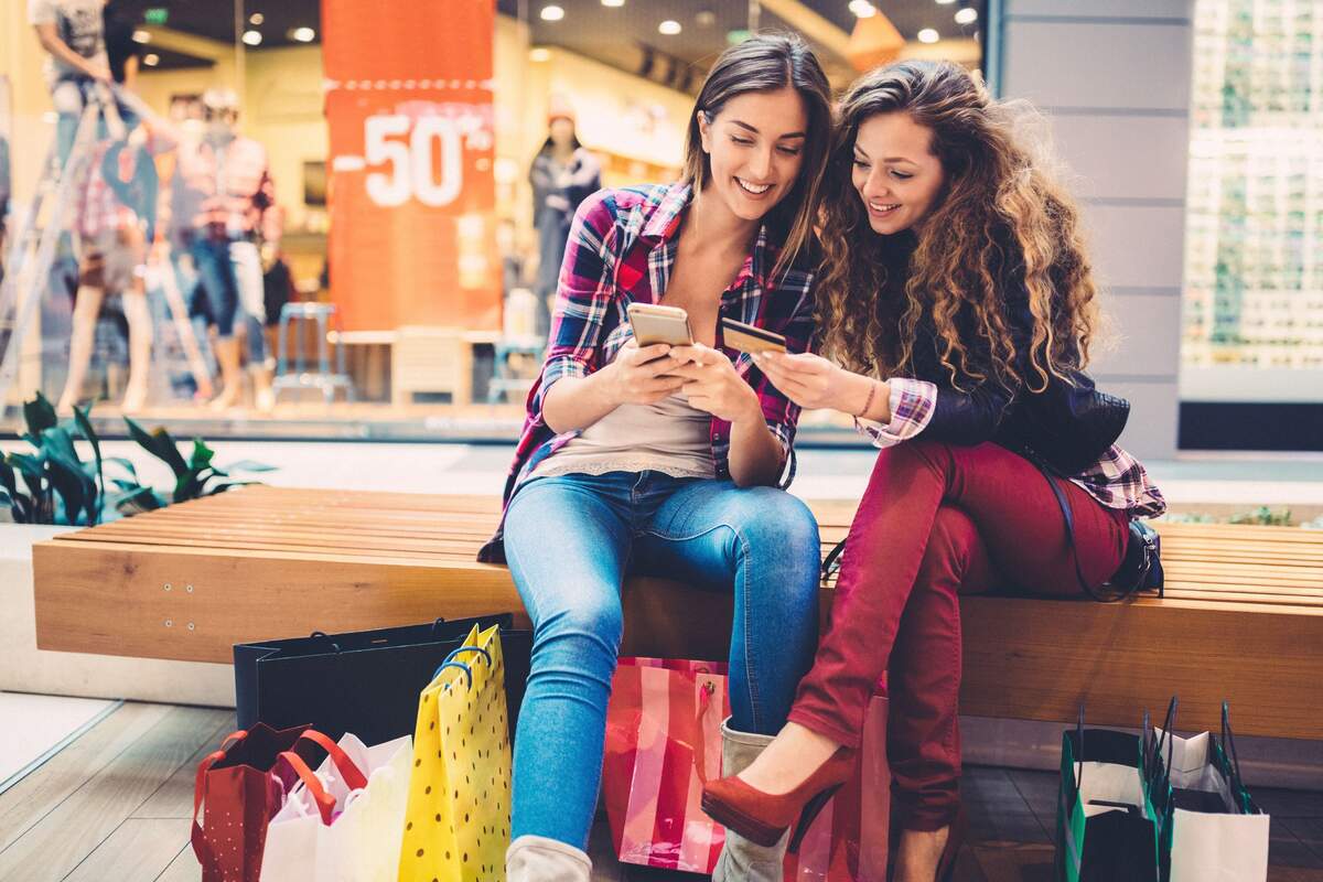 Dos amigas comprando en un centro comercial