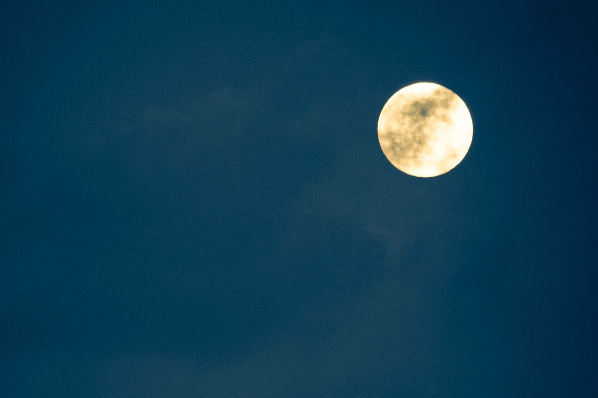 Imagen de una Luna Llena luminosa sobre un cielo oscuro