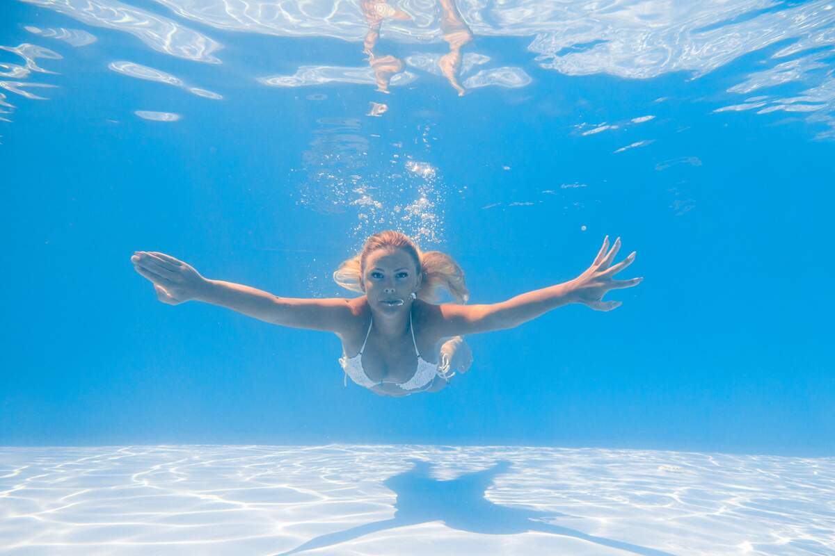 Mujer nadando en una piscina