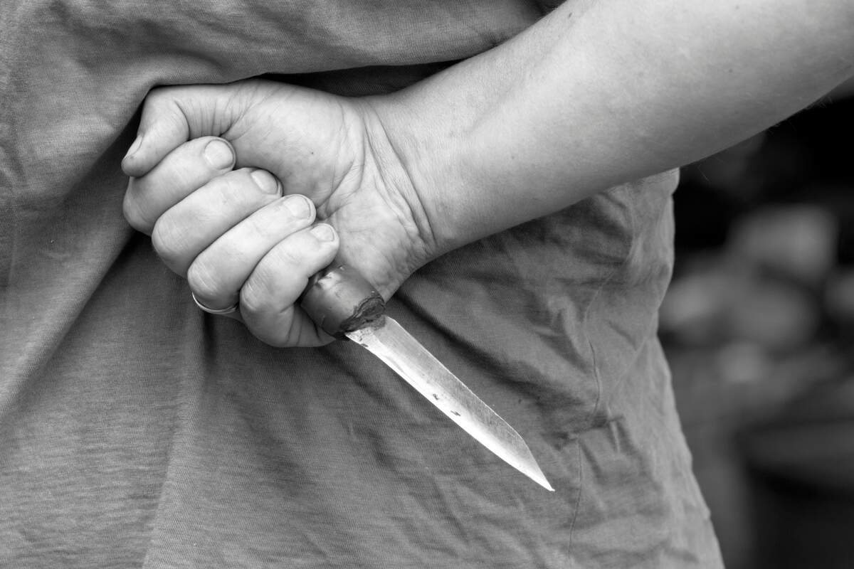 Primer plano de la mano de un hombre con un cuchillo