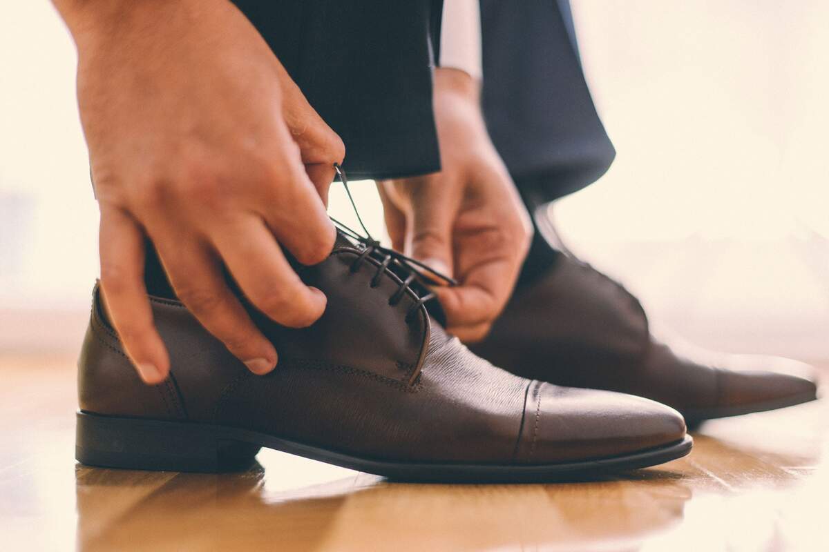 Primer plano de los zapatos de un hombre