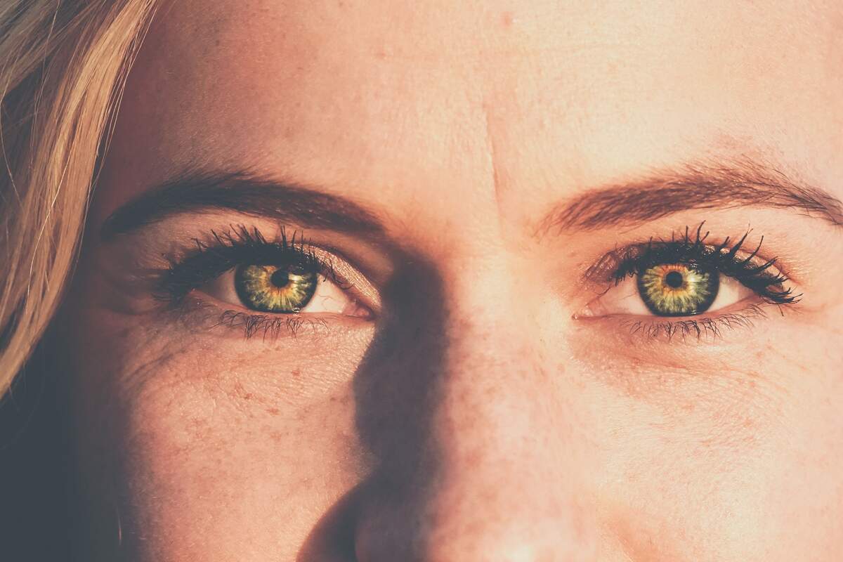 Primer plano de los ojos de una mujer