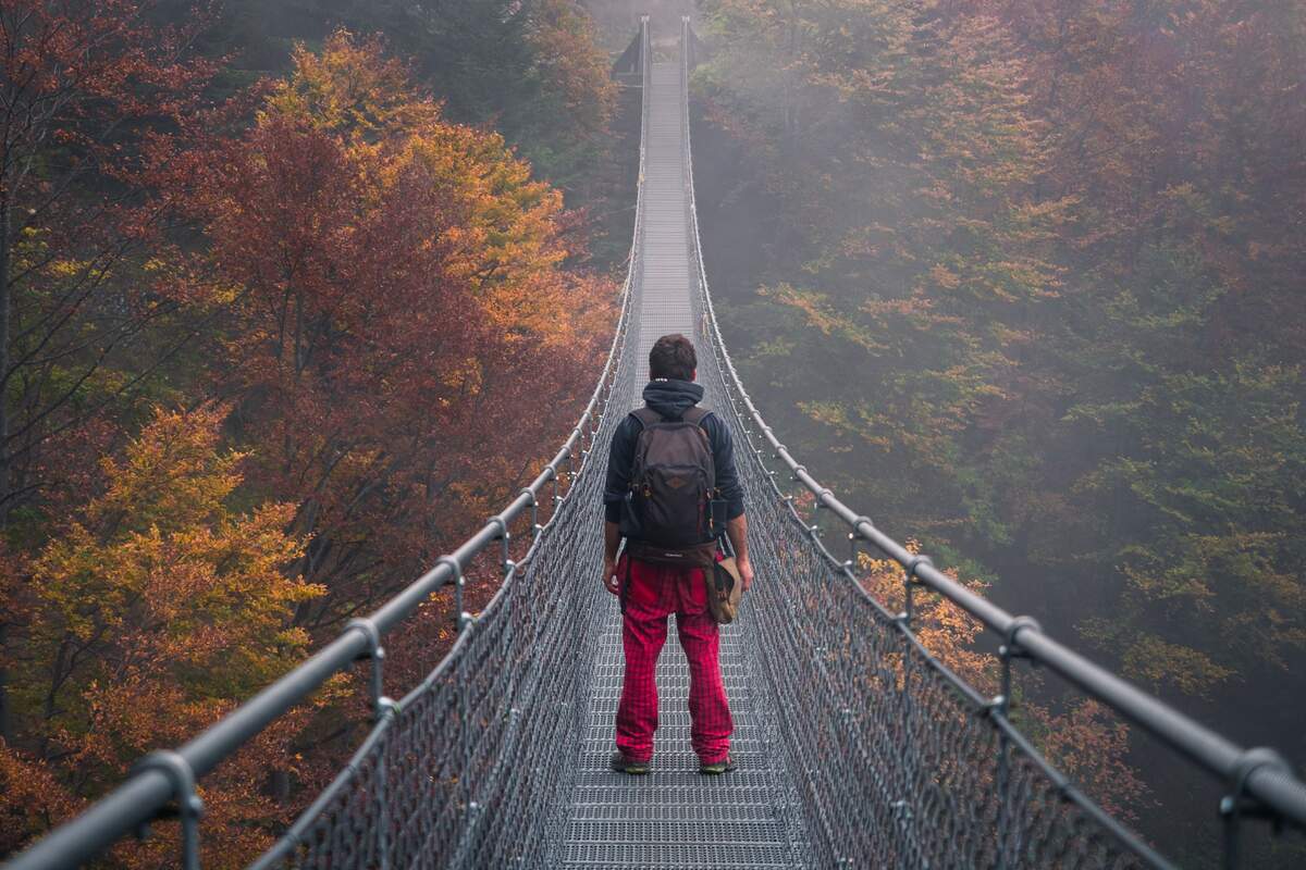 Un chico en medio de un puente