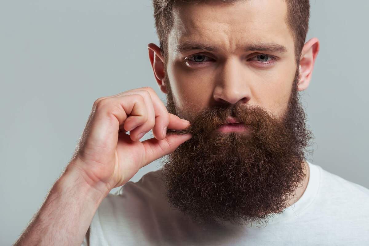 Un chico joven con una barba larga