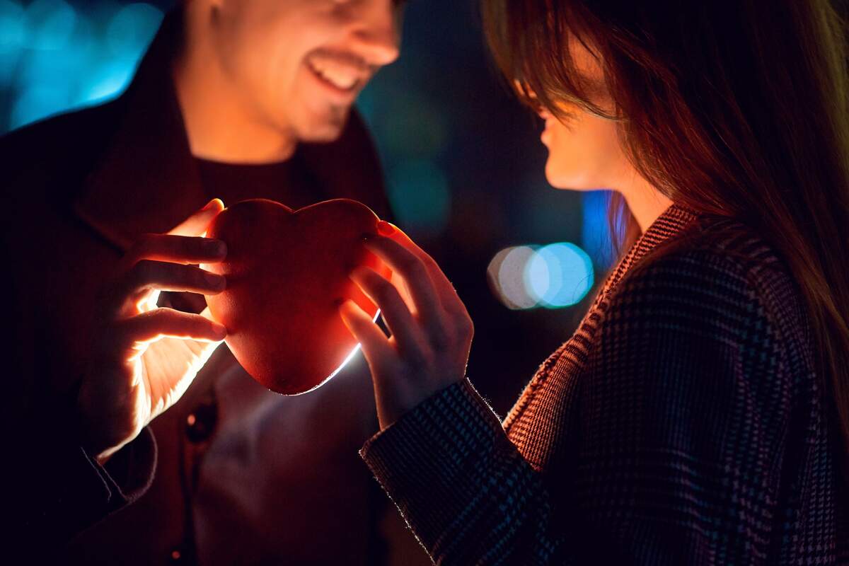 Una pareja sujetando un corazón