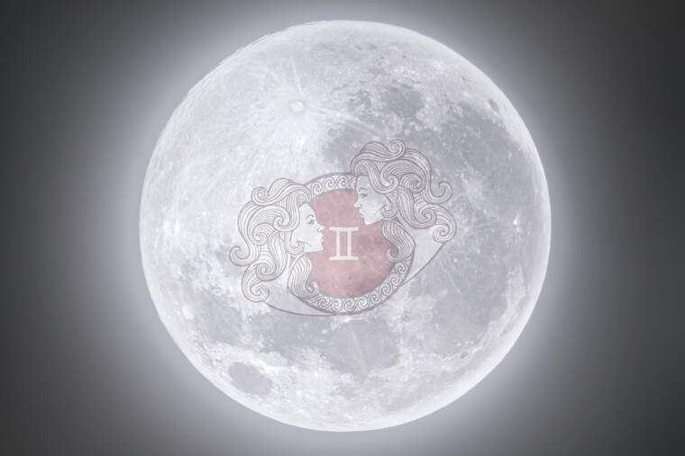 Imagen de una Luna Llena muy iluminada con el logo del signo Zodiacal Géminis en el centro