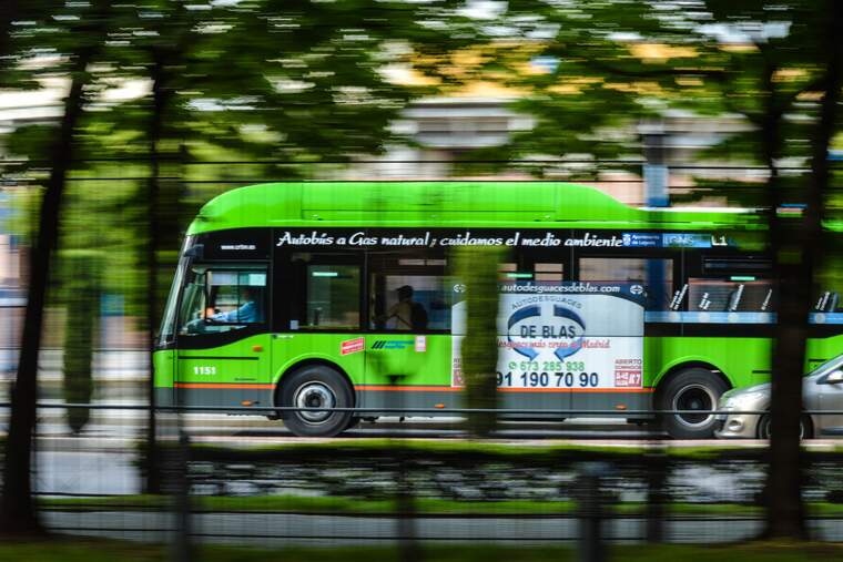 Un autobús verde en marcha