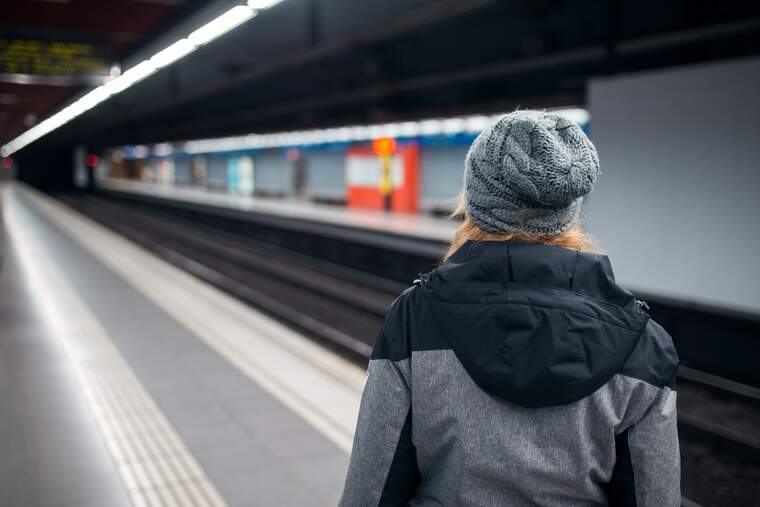 Una mujer entrando en la estación de tren