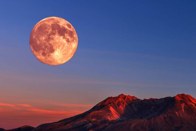 Imagen de una Luna Llena con un atardecer rojizo de fondo