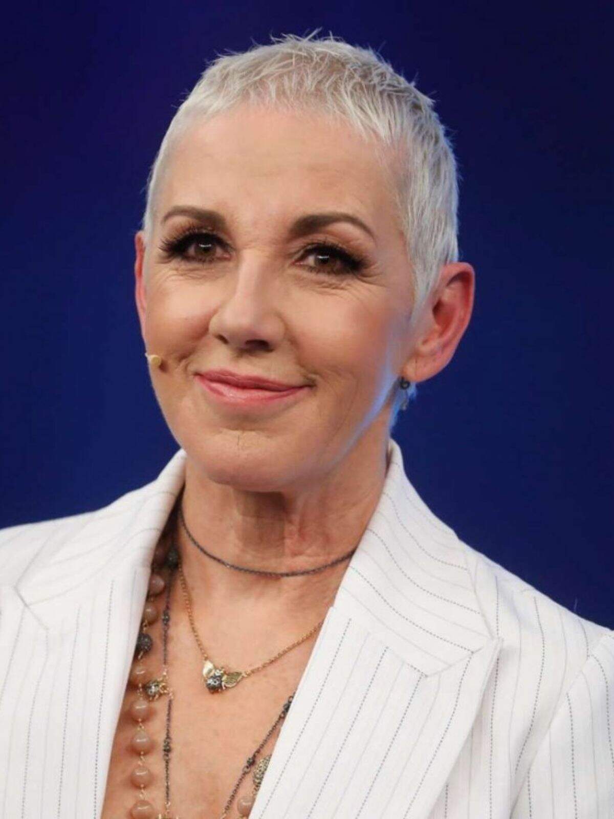 Ana Torroja en primer plano, con traje blanco de rallas y colgantes Ana Torroja en primer plano, con traje blanco de rallas y colgantes