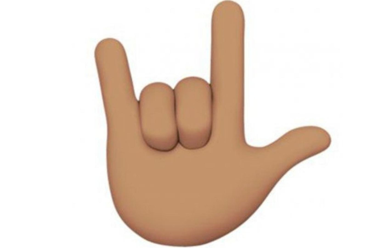 Emoji con tres dedos levantados