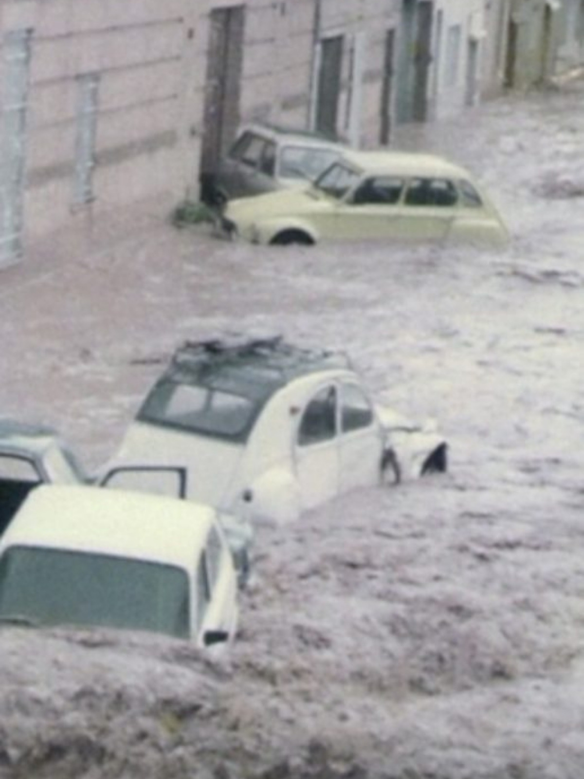 Imagen de coches atrapados en el agua durante la Pantanada de Tous, en 1982