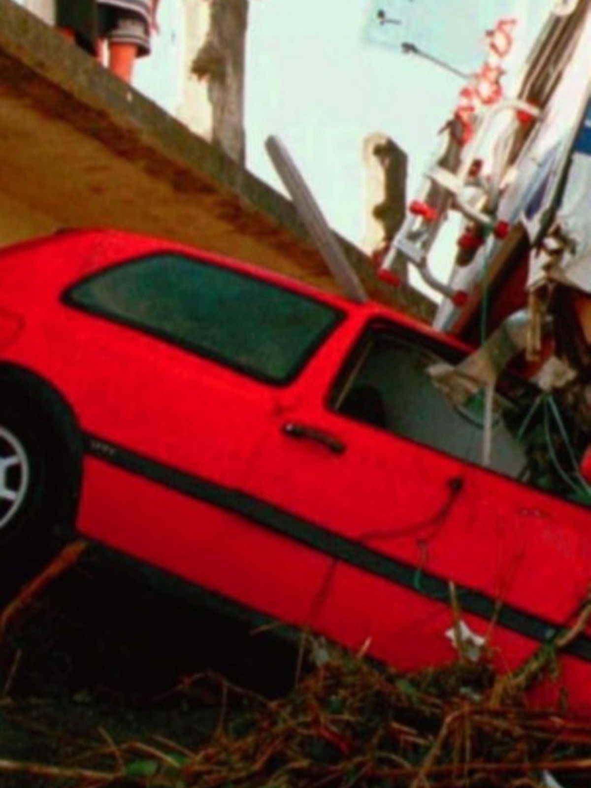 Imagen de un coche tras la riada del camping 'las Nieves' de Biescas, el 7 de agosto de 1996