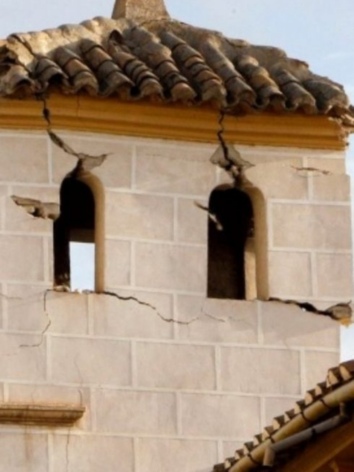 Imagen de un edificio dañado por el terremoto de Lorca del año 2011