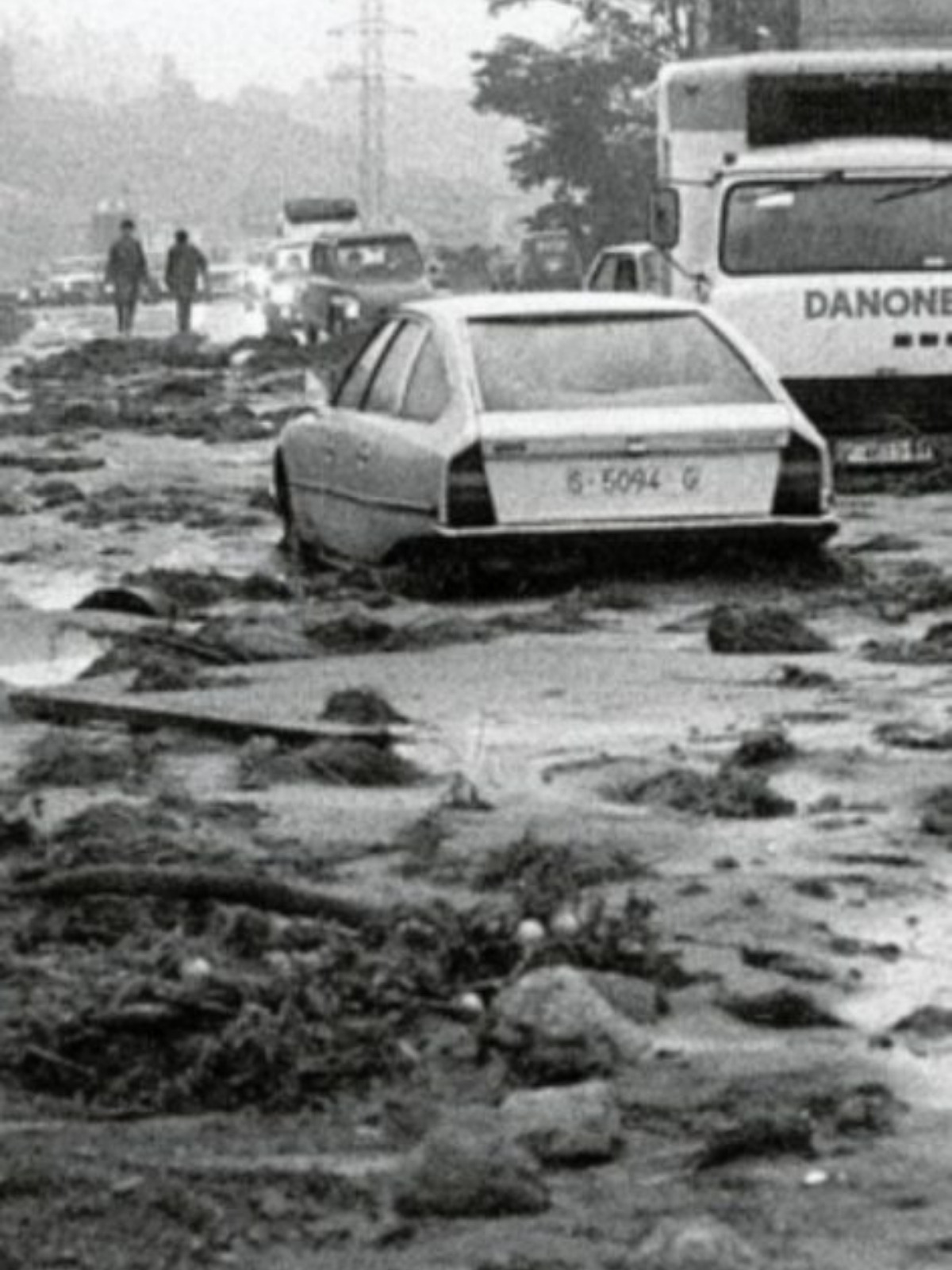 Imagen de una carretera inundada en Bilbao en las inundaciones de 1983