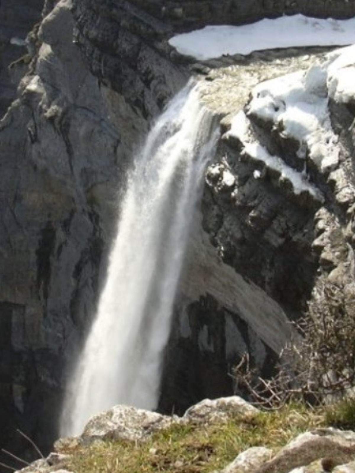 Imagen del agua cayendo por la cascada del Salto del Nervión Imagen del agua cayendo por la cascada del Salto del Nervión