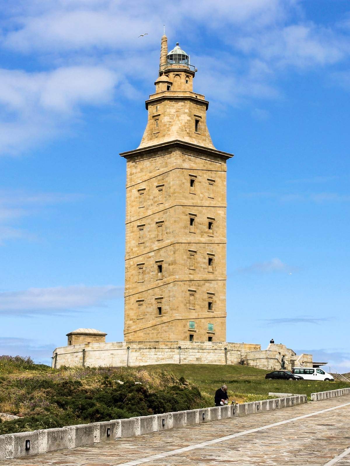 La Torre de Hércules en un día soleado con el cielo despejado y azul La Torre de Hércules en un día soleado con el cielo despejado y azul