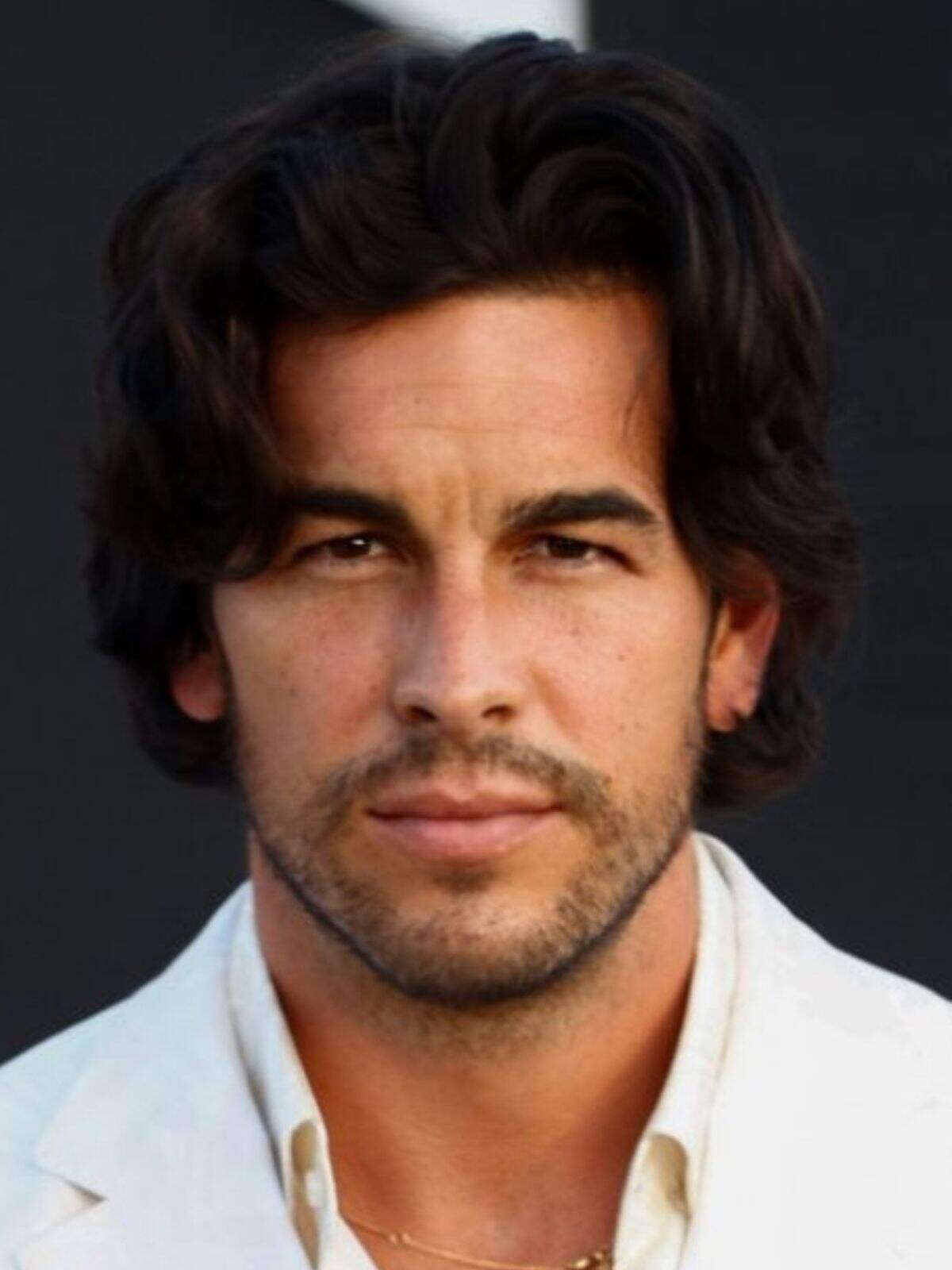 Mario Casas con pelo largo y camisa blanca Mario Casas con pelo largo y camisa blanca