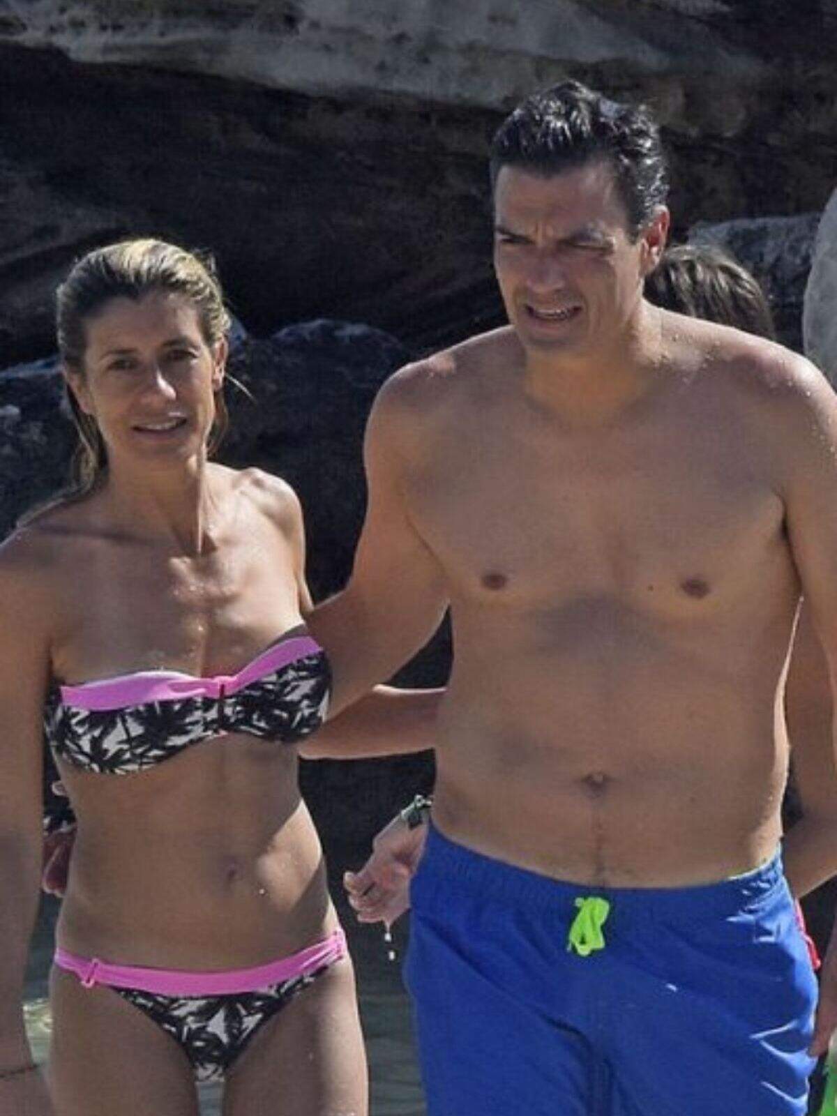Pedro Sánchez junto a Begoña Gómez en la playa Pedro Sánchez junto a Begoña Gómez en la playa