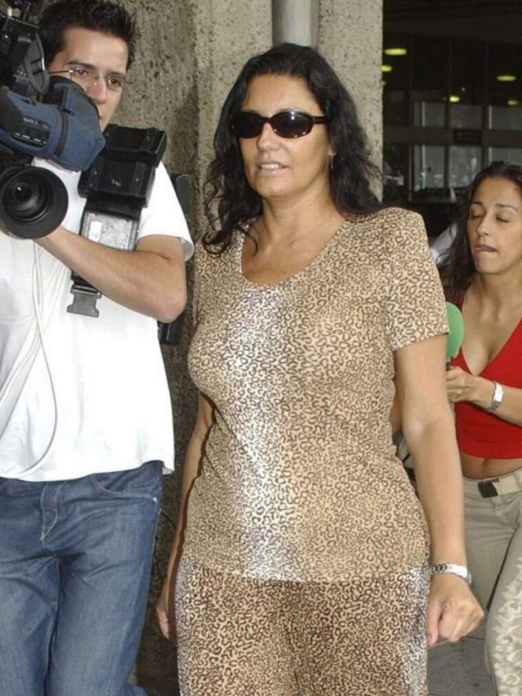 Carmen Ordóñez caminando por la calle con ropa de verano y gafas de sol