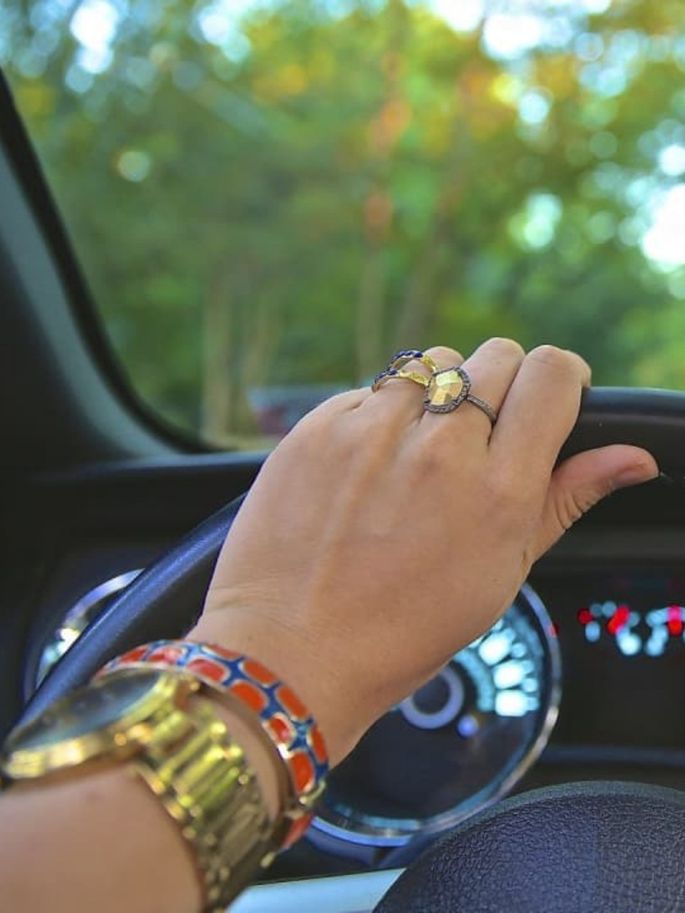 Imagen de una mano sobre un volante de un coche