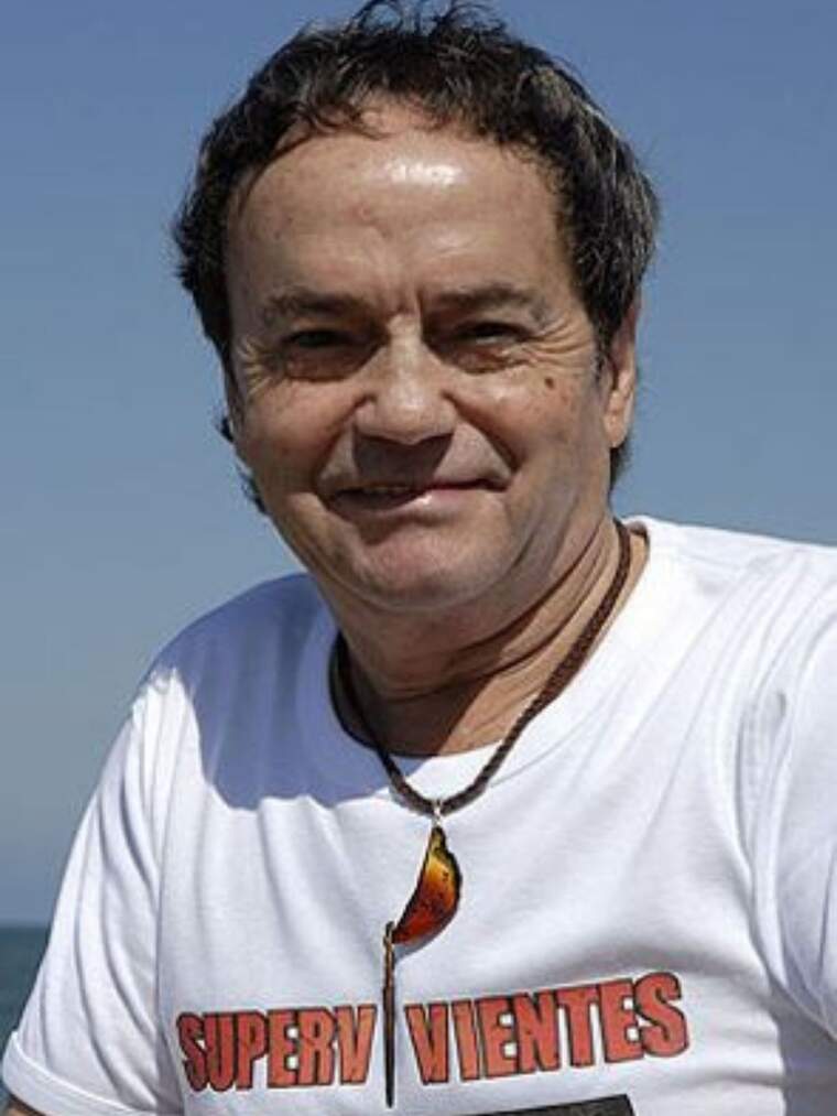 Joselito en un día de sol en la playa con una camiseta de 'Supervivientes'