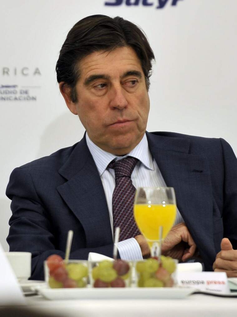 Manuel Manrique con una copa de zumo y vasos de frutas en la mesa
