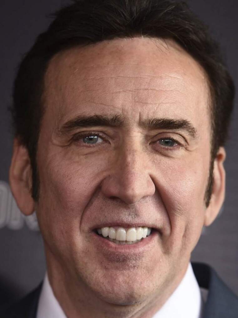 Nicolas Cage es un primerísimo primer plano con los dientes a la vista y sonriendo