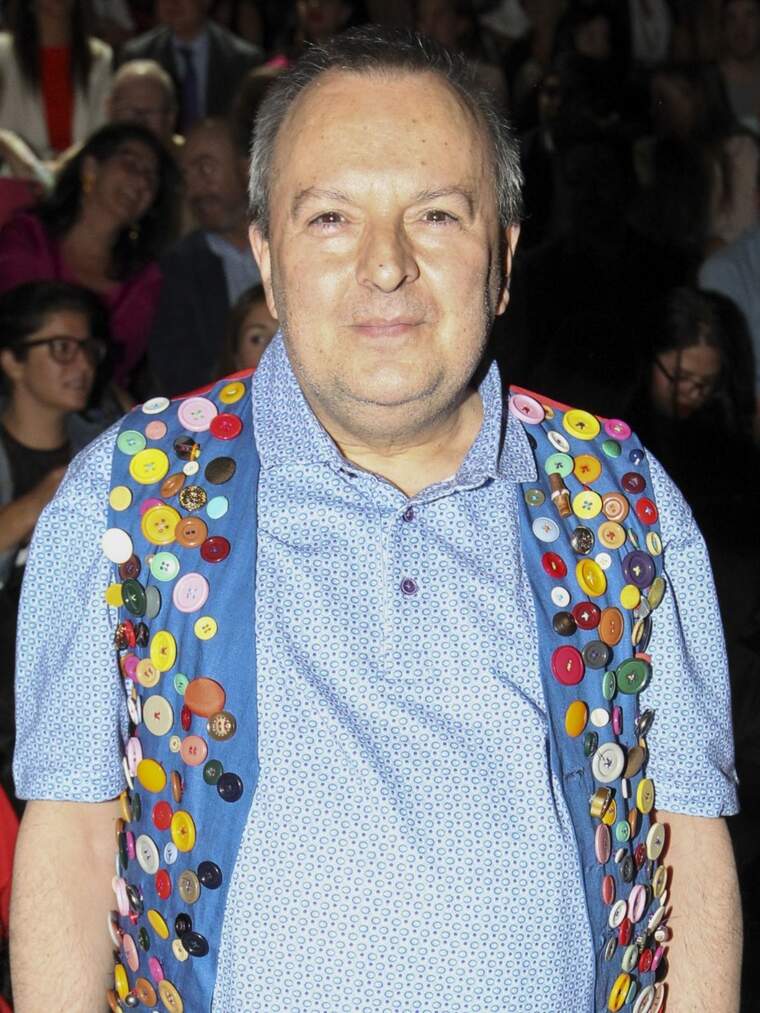 Octavio Aceves en una aparición pública con camisa y un chaleco lleno de botones