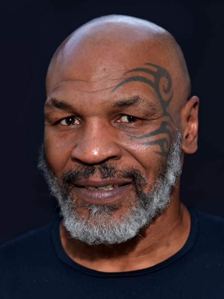 Primer plano de Mike Tyson con su gran tatuaje en la cara