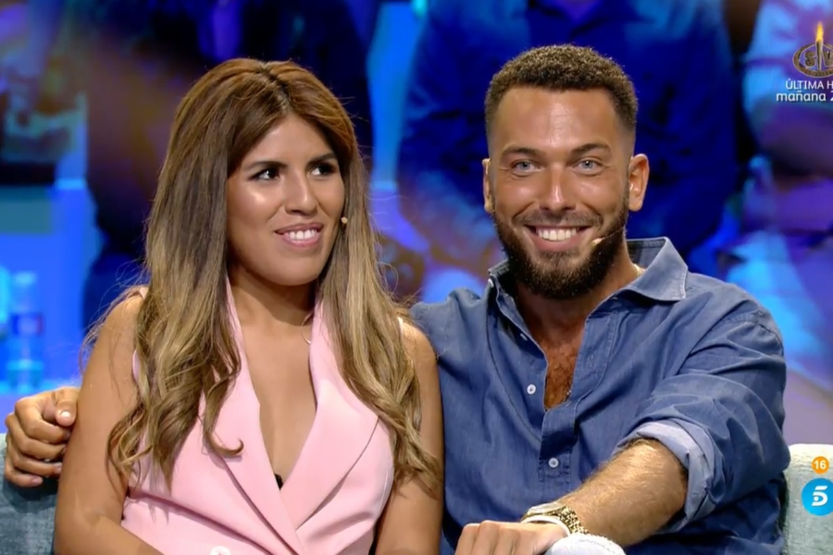Isa Pantoja y Alberto Isla sonriendo en la tele