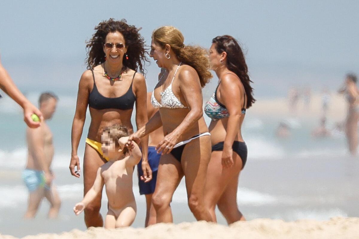 Foto de Lolita Flores y Rosario Flores con Noah en la playa de Cádiz en el verano de 2021