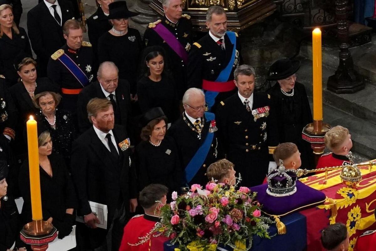 Los reyes eméritos, Juan Carlos I y Sofía, sentados junto a los actuales reyes de España, Felipe VI y Letizia, en el funeral de Isabel II