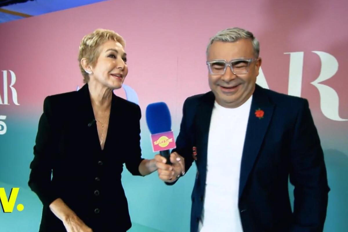 Captura del reencuentro entre Ana Rosa Quintana y Jorge Javier Vázquez en el plató de Telecinco Captura del reencuentro entre Ana Rosa Quintana y Jorge Javier Vázquez en el plató de Telecinco