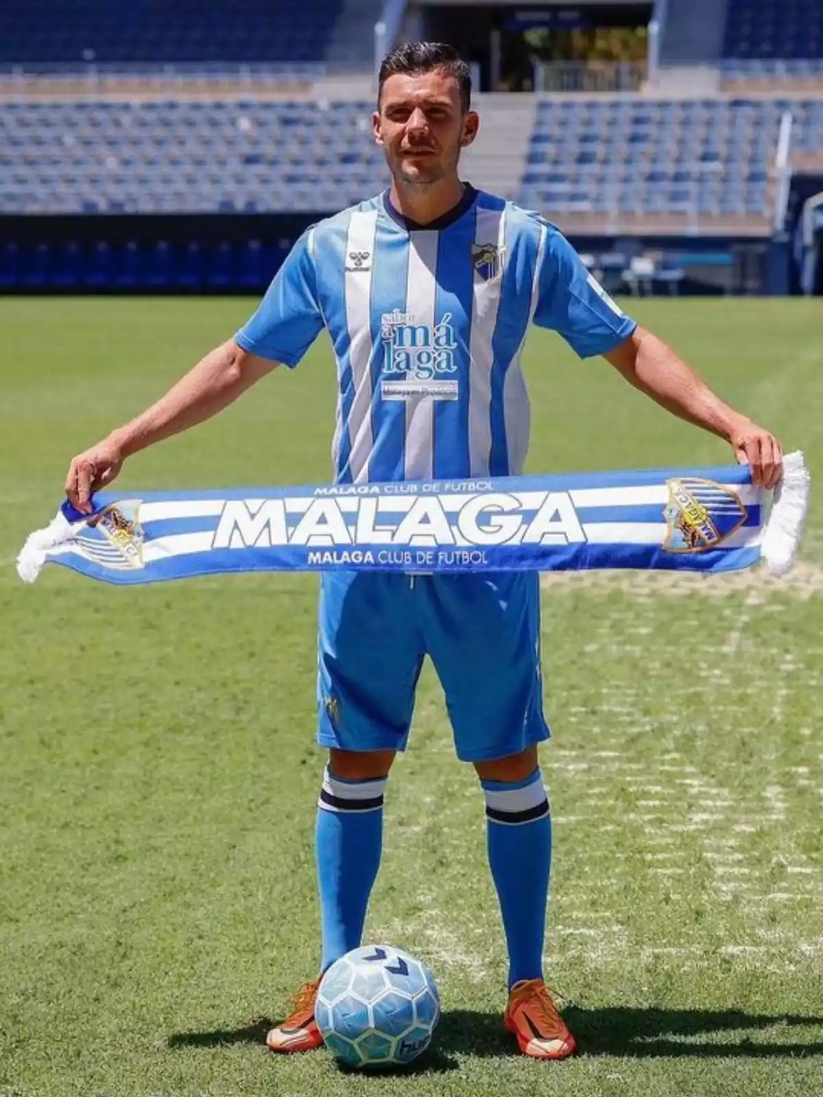 Álex Gallar en la presentación con el Málaga CF Álex Gallar en la presentación con el Málaga CF