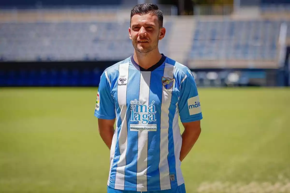 Álex Gallar en la presentación con el Málaga CF Álex Gallar en la presentación con el Málaga CF