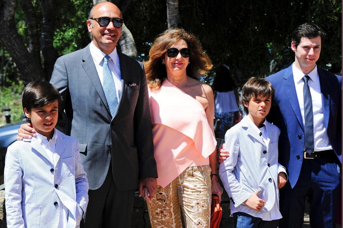 Foto de Ana Rosa Quintana con su marido, Juan Muñoz, y sus dos hijos durante una comunión en Sotogrande