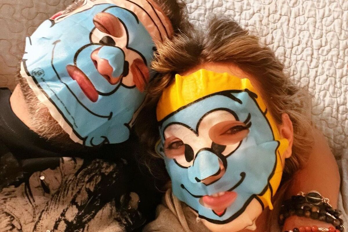 Foto de Antonio David Flores y Marta Riesco con mascarillas faciales de pitufos