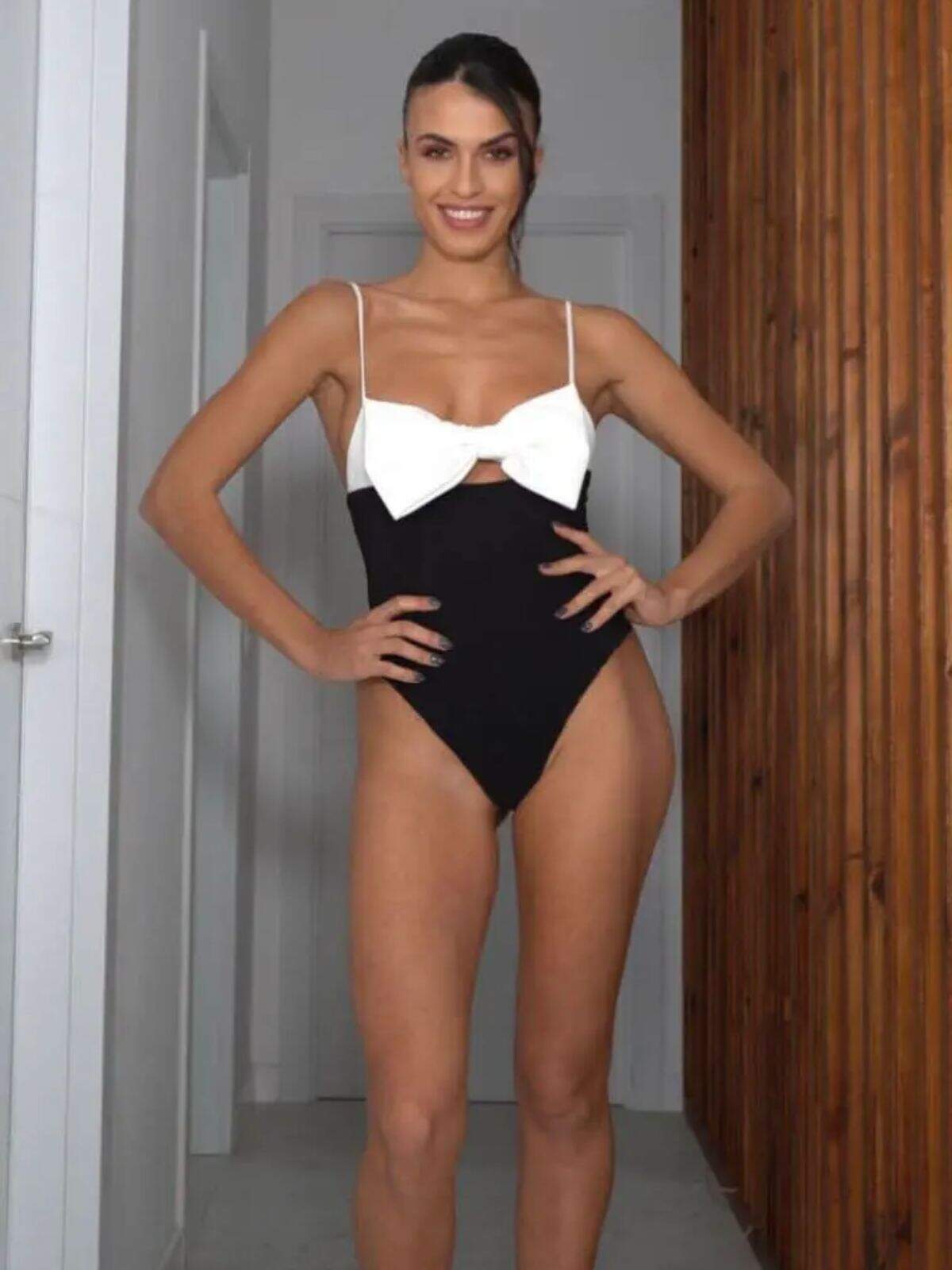 Foto de Sofía Suescun posando con un body negro con un lazo blanco