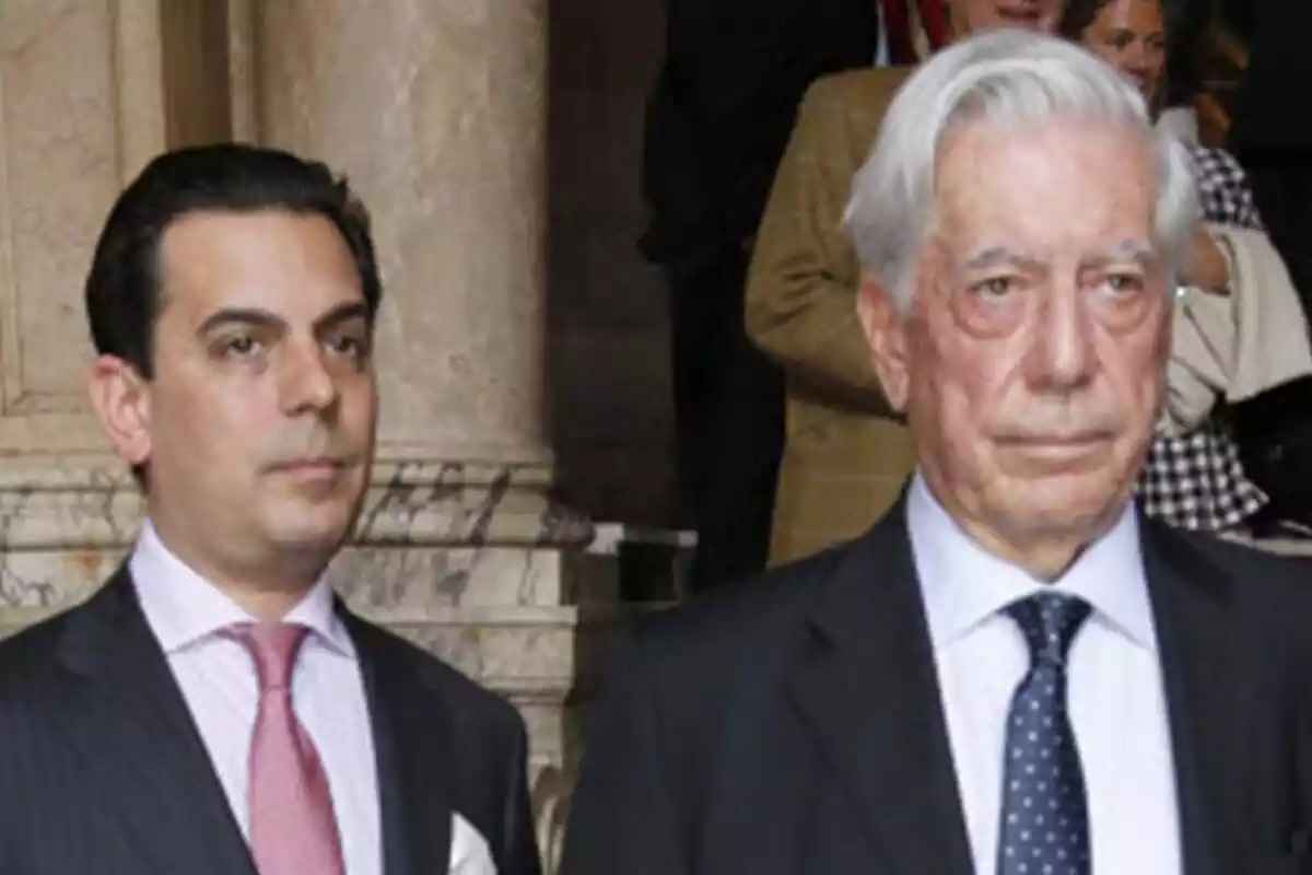 Mario Vargas Llosa junto a su hijo Gonzalo Mario Vargas Llosa junto a su hijo Gonzalo