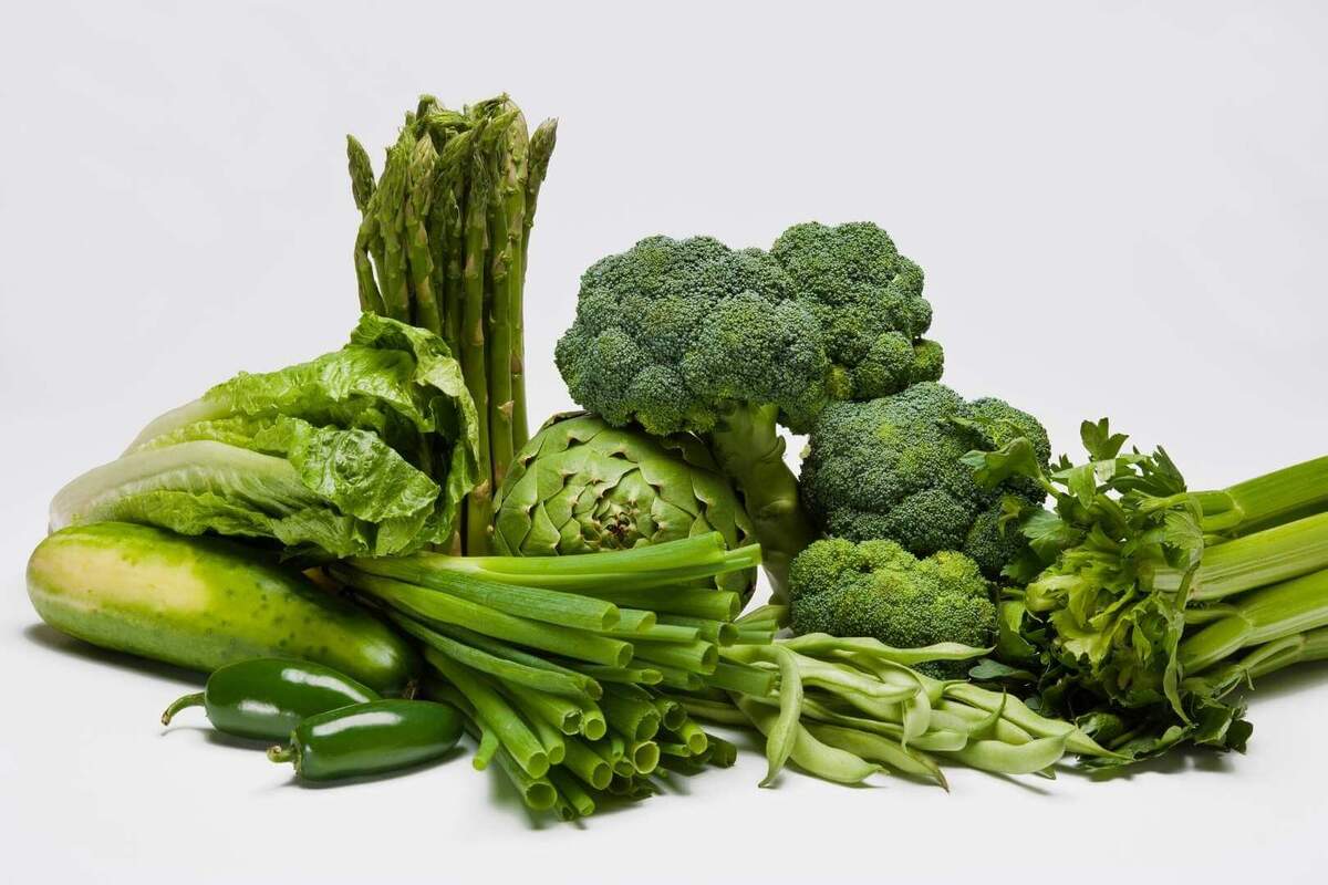 Foto producto de verduras verdes: lechuga, brócoli, pimientos, pepinos y alcachofas
