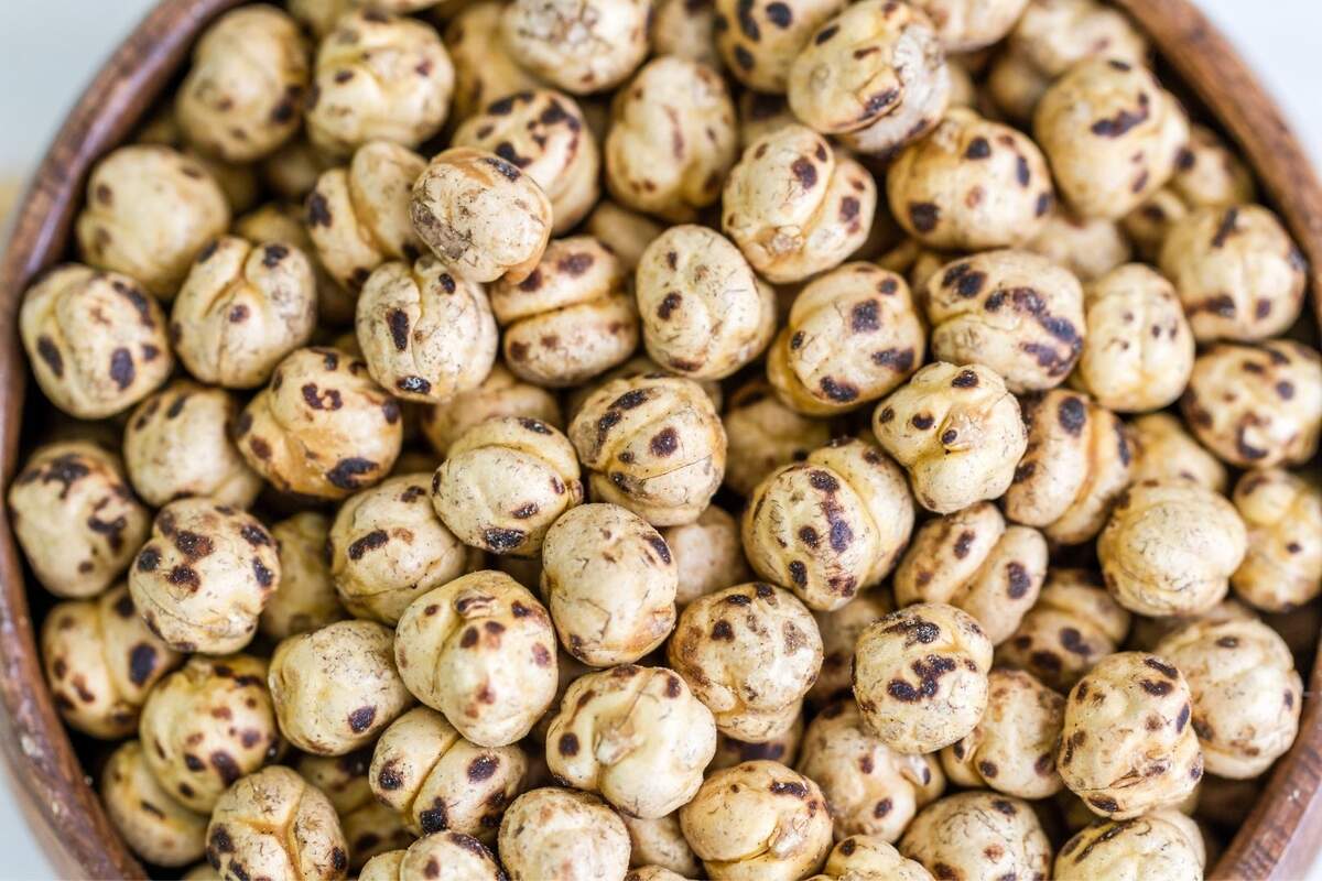 Garbanzos tostados en una cazuela