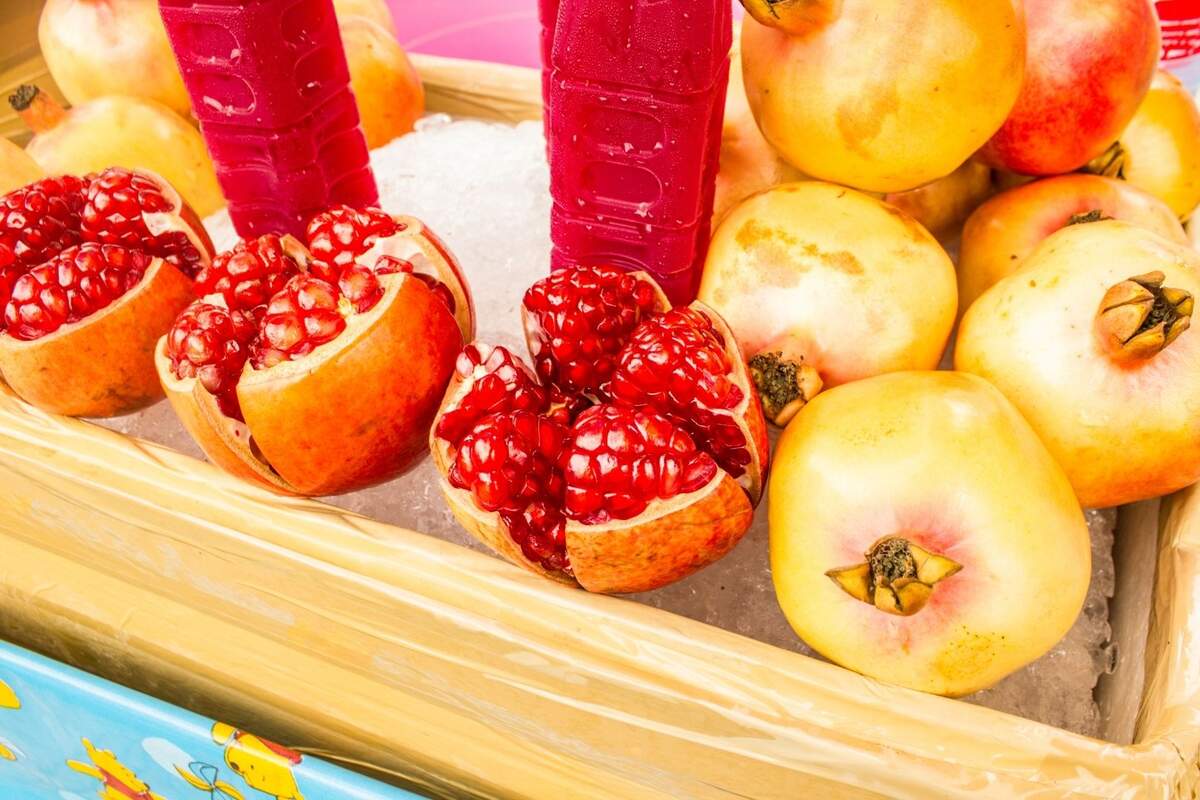Varias granadas, de las cuales 3 abiertas, con los frutos rojos a la vista Varias granadas, de las cuales 3 abiertas, con los frutos rojos a la vista