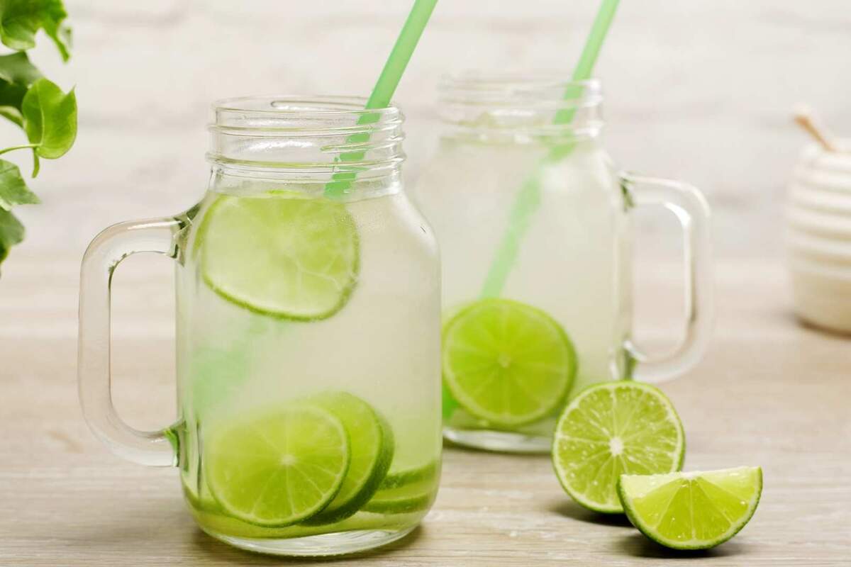 Dos botes transparentes con agua y lima