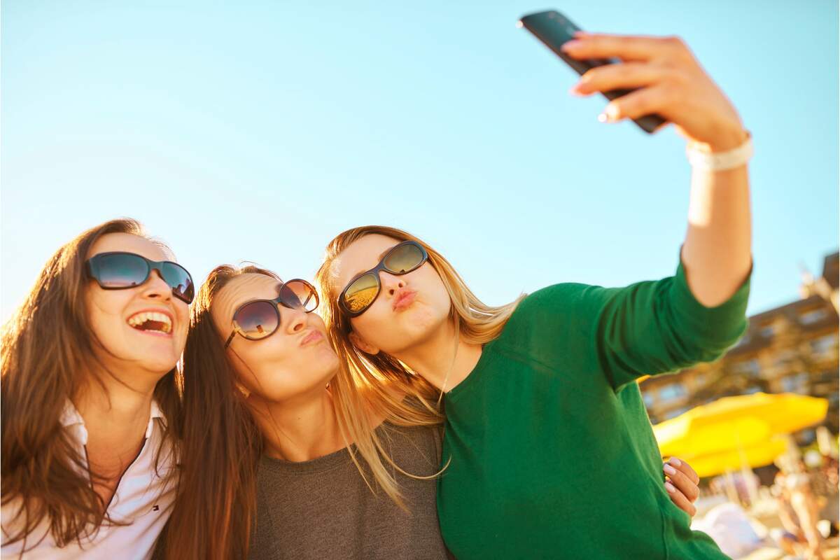Tres chicas con gafas de sol haciéndose un selfie