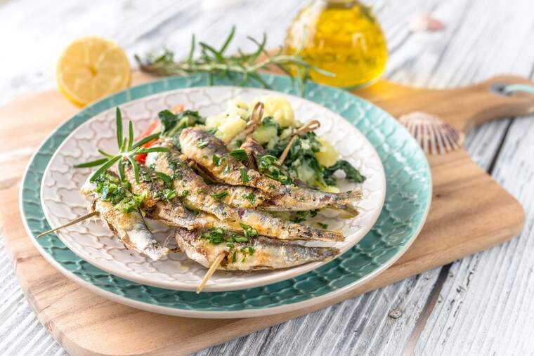 Plato con sardinas con patatas y acelgas