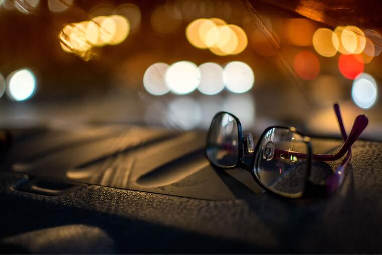 Unas gafas en la parte delantera de un coche por la noche